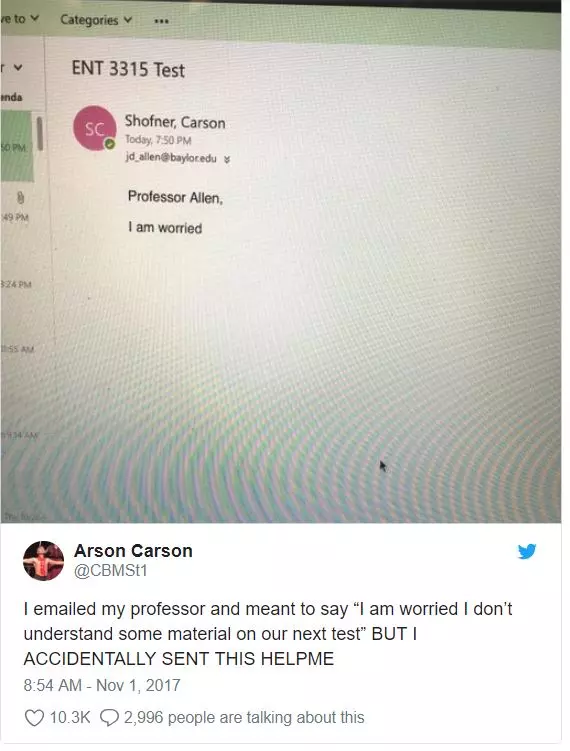 8個大學生都會懂的「超尷尬瞬間」!早8帶筆電趕上課 到教室才發現是砧板...