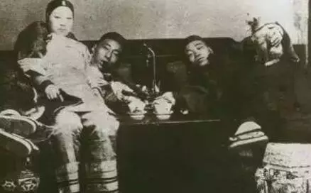 6張「晚清青樓女子照」曝光 高冷排排坐等點名...現代男一看長相卻超滅火!