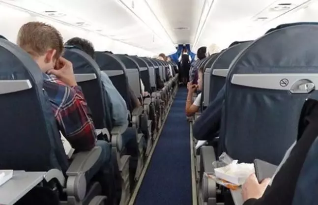 富少都是屁孩化身?上飛機命令「把酒全打開喝一輪」 下次買機票直接被拉黑!