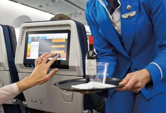 富少都是屁孩化身?上飛機命令「把酒全打開喝一輪」 下次買機票直接被拉黑!