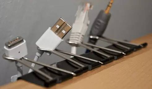 21種「隨手可得 」的生活小招 想喝酒但沒有開瓶器...筆電插頭直接解決!