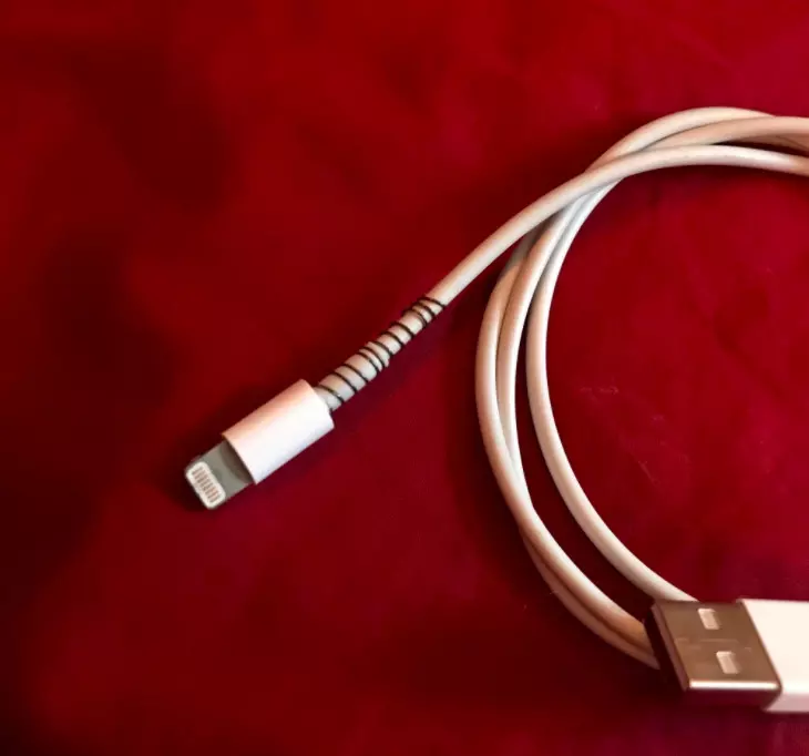 21種「隨手可得 」的生活小招 想喝酒但沒有開瓶器...筆電插頭直接解決!
