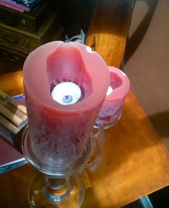 21種「隨手可得 」的生活小招 想喝酒但沒有開瓶器...筆電插頭直接解決!