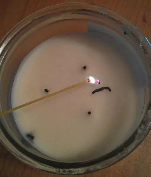 21種「隨手可得 」的生活小招 想喝酒但沒有開瓶器...筆電插頭直接解決!