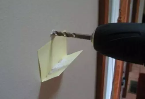 21種「隨手可得 」的生活小招 想喝酒但沒有開瓶器...筆電插頭直接解決!