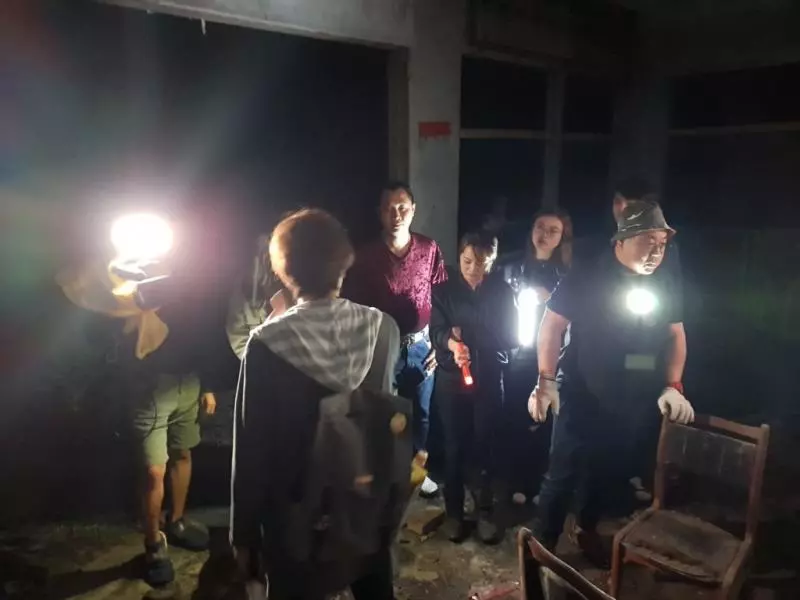 直播節目夜闖鬼宿舍探險 側拍照驚見「半身人影緊盯」放大對視超毛!