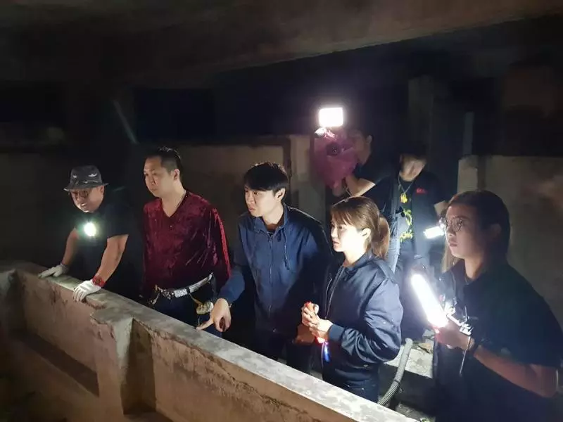 直播節目夜闖鬼宿舍探險 側拍照驚見「半身人影緊盯」放大對視超毛!