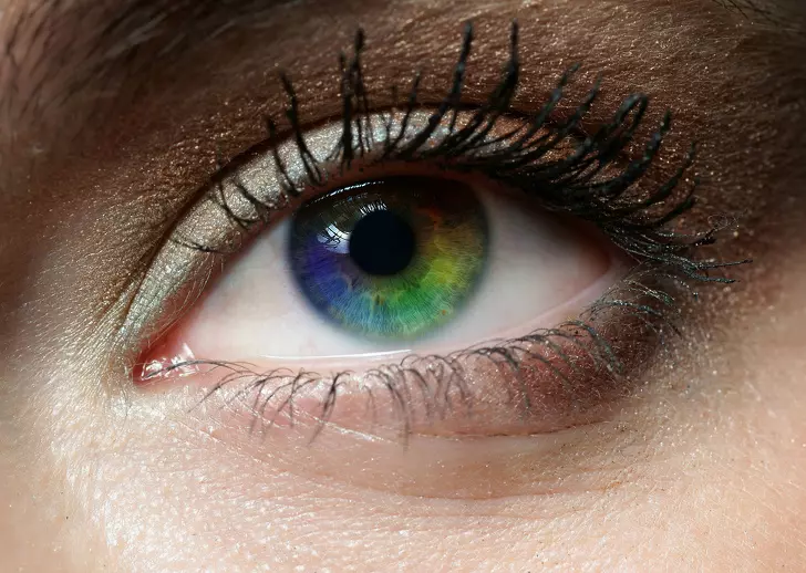 為什麼有些人眼睛是紫色的?7個讓你「眼睛變色」的小方法 進食習慣、情緒都會影響!