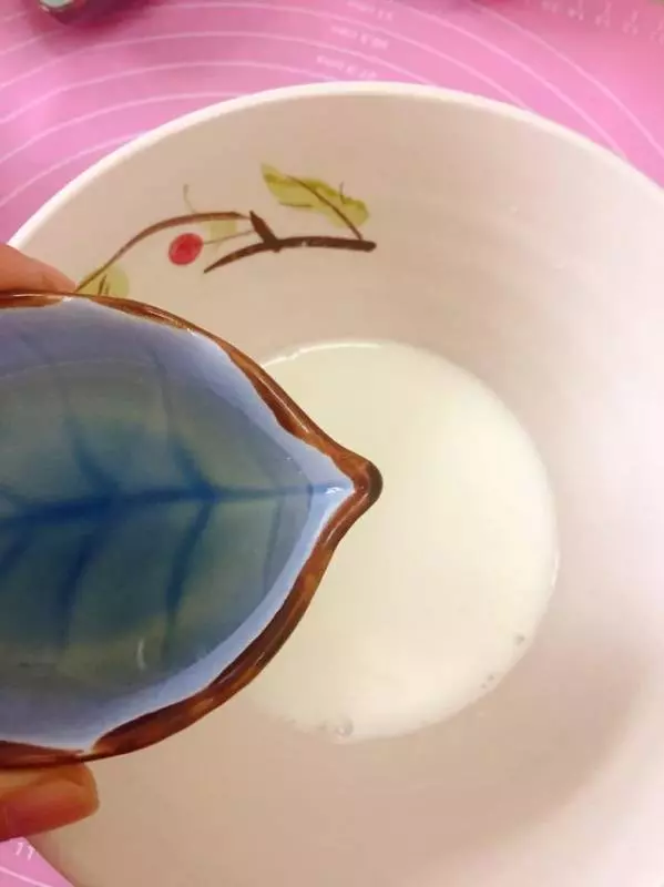 1碗麵粉,2個雞蛋,上鍋蒸一下,鬆軟香甜,好吃不上火,給孩子吃特別好