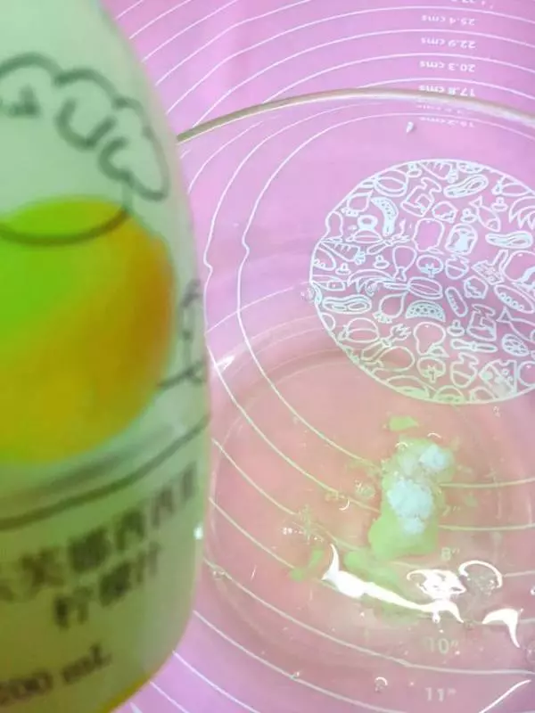 1碗麵粉,2個雞蛋,上鍋蒸一下,鬆軟香甜,好吃不上火,給孩子吃特別好