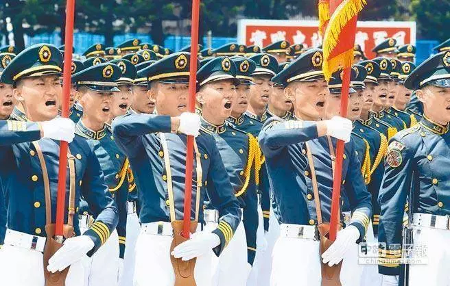 「第一次看到有人專門欺壓自己國家的軍隊的,真是民主奇蹟」