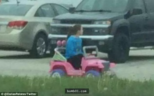 這名女大生被吊銷駕照以後連車都被沒收,她買的「新車」就連警察看到也要讓她三分!