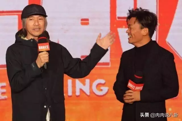周星馳攜王寶強為新電影宣傳,打扮低調接地氣,頭戴帽子難掩白髮