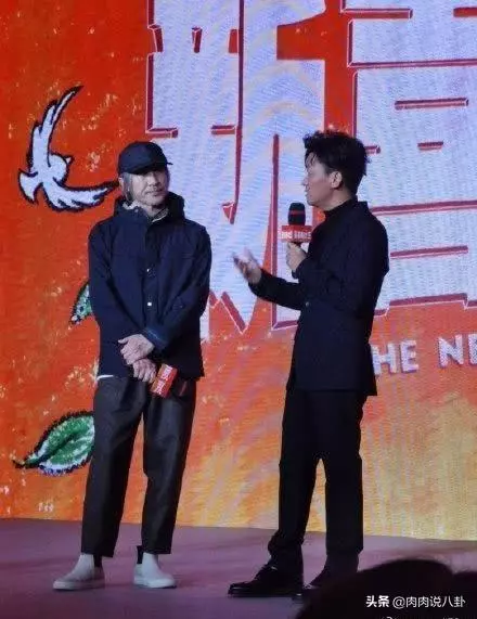 周星馳攜王寶強為新電影宣傳,打扮低調接地氣,頭戴帽子難掩白髮