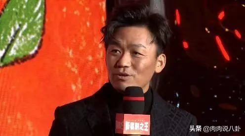 周星馳攜王寶強為新電影宣傳,打扮低調接地氣,頭戴帽子難掩白髮