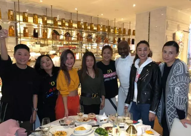應采兒參加生日聚會,這肚子大得好明顯啊!