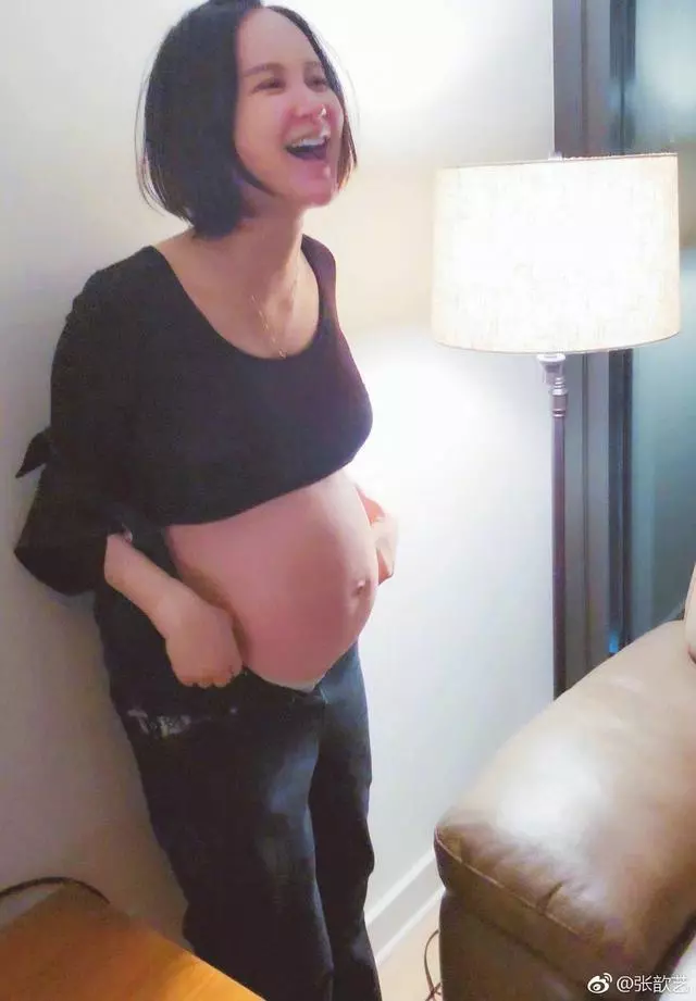 應采兒參加生日聚會,這肚子大得好明顯啊!