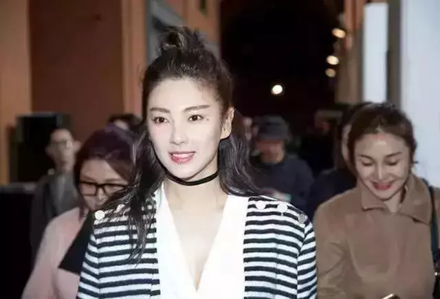 30年前女神王祖賢的穿搭,現在依舊流行,連楊冪也無法超越