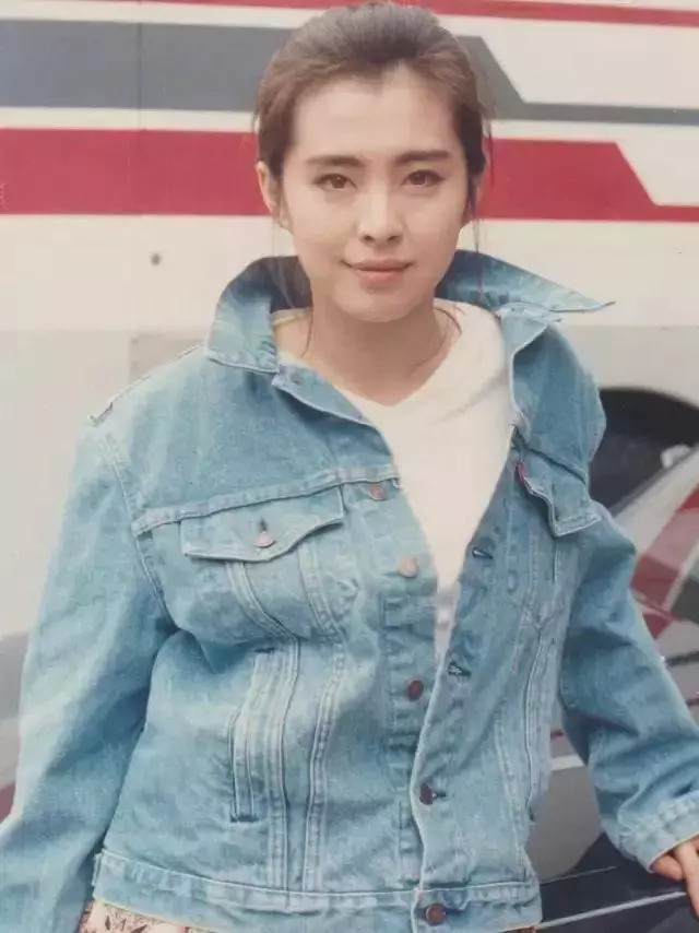 30年前女神王祖賢的穿搭,現在依舊流行,連楊冪也無法超越