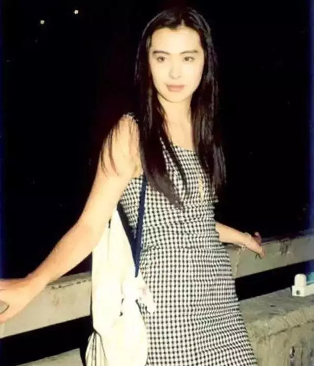 30年前女神王祖賢的穿搭,現在依舊流行,連楊冪也無法超越