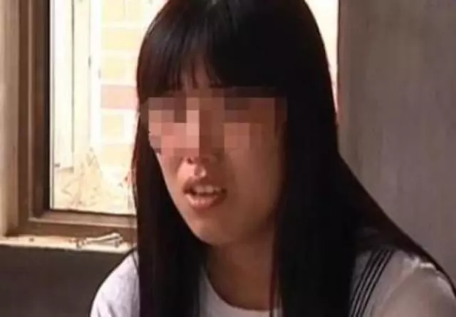 被丈夫捉姦在床,妻子怒抓丈夫頭髮扇耳光:你爸就是這麼對我的!