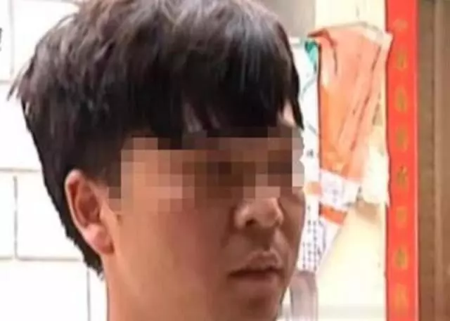 被丈夫捉姦在床,妻子怒抓丈夫頭髮扇耳光:你爸就是這麼對我的!