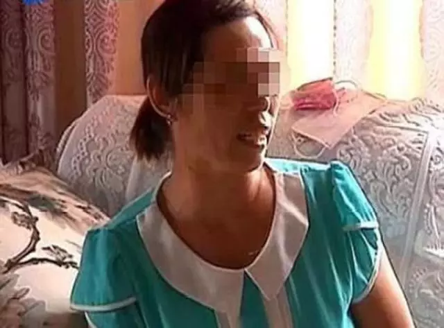 被丈夫捉姦在床,妻子怒抓丈夫頭髮扇耳光:你爸就是這麼對我的!