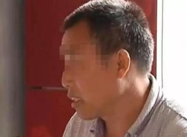 被丈夫捉姦在床,妻子怒抓丈夫頭髮扇耳光:你爸就是這麼對我的!