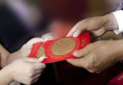 結婚當天,媽媽給妻子厚紅包做改口費,拆開後她卻改口喊媽媽阿姨