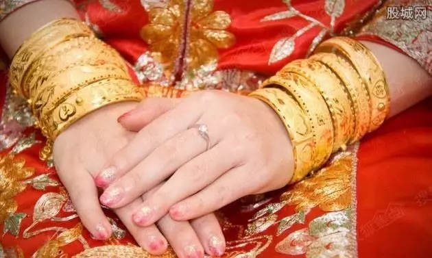 結婚當天,媽媽給妻子厚紅包做改口費,拆開後她卻改口喊媽媽阿姨