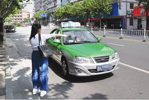 「20年老司機」才懂的10個「開車知識」,要離開車時,轉一下方向盤,有想不到的好處