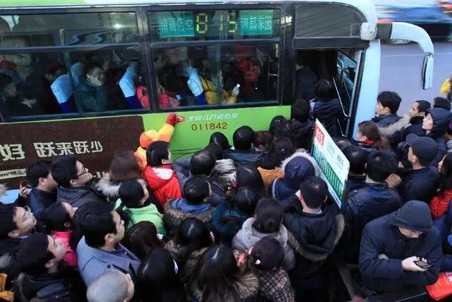「20年老司機」才懂的10個「開車知識」,要離開車時,轉一下方向盤,有想不到的好處