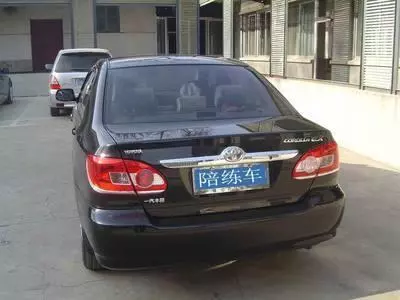 「20年老司機」才懂的10個「開車知識」,要離開車時,轉一下方向盤,有想不到的好處