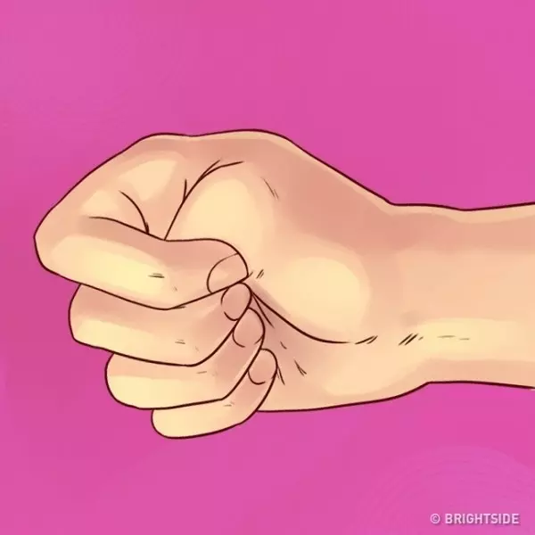 身體偷偷洩漏了你的秘密!4種「握拳方式」決定你一生的個性,#2 這種人看似沉默悶悶不樂,其實聰明又健談!