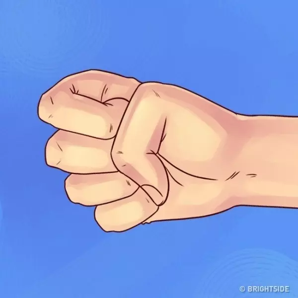身體偷偷洩漏了你的秘密!4種「握拳方式」決定你一生的個性,#2 這種人看似沉默悶悶不樂,其實聰明又健談!