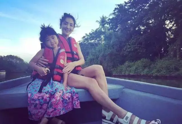 曹格女兒曾因丑被嫌,如今顏值越來越高!網友:要變天鵝了