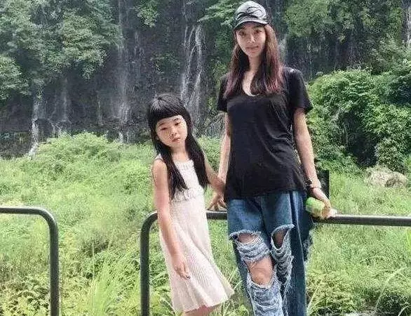 曹格女兒曾因丑被嫌,如今顏值越來越高!網友:要變天鵝了