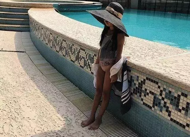 曹格女兒曾因丑被嫌,如今顏值越來越高!網友:要變天鵝了