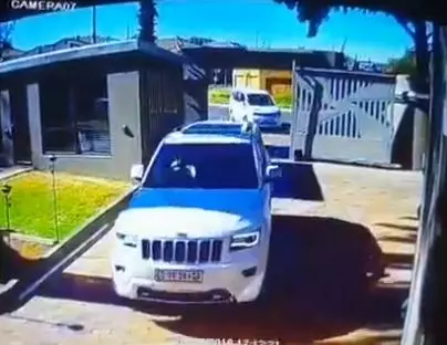 遜咖搶匪 vs 最狂阿嬤!搶匪要搶車,阿嬤霸氣「學三寶倒退嚕」加碼「一個前衝」狠狠教訓!搶匪嚇壞落荒而逃,阿嬤卻超後悔!
