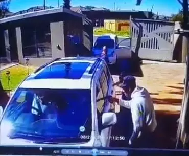 遜咖搶匪 vs 最狂阿嬤!搶匪要搶車,阿嬤霸氣「學三寶倒退嚕」加碼「一個前衝」狠狠教訓!搶匪嚇壞落荒而逃,阿嬤卻超後悔!