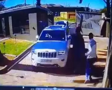 遜咖搶匪 vs 最狂阿嬤!搶匪要搶車,阿嬤霸氣「學三寶倒退嚕」加碼「一個前衝」狠狠教訓!搶匪嚇壞落荒而逃,阿嬤卻超後悔!
