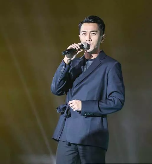王鷗和劉愷威出雙入對,動作太撩人,看到圖四,網友:這也太快了