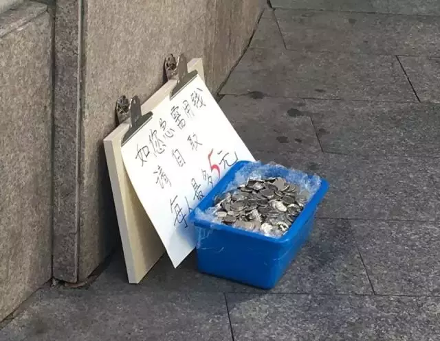 為了測試大家的人性黑暗面,把「一大桶硬幣」放在街上任人取用,經過「路人的行為」讓警察都不得不出現了…