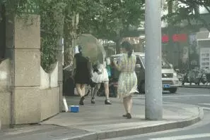 為了測試大家的人性黑暗面,把「一大桶硬幣」放在街上任人取用,經過「路人的行為」讓警察都不得不出現了…