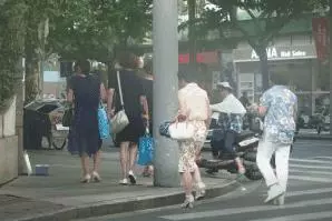 為了測試大家的人性黑暗面,把「一大桶硬幣」放在街上任人取用,經過「路人的行為」讓警察都不得不出現了…