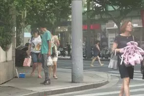 為了測試大家的人性黑暗面,把「一大桶硬幣」放在街上任人取用,經過「路人的行為」讓警察都不得不出現了…