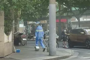 為了測試大家的人性黑暗面,把「一大桶硬幣」放在街上任人取用,經過「路人的行為」讓警察都不得不出現了…