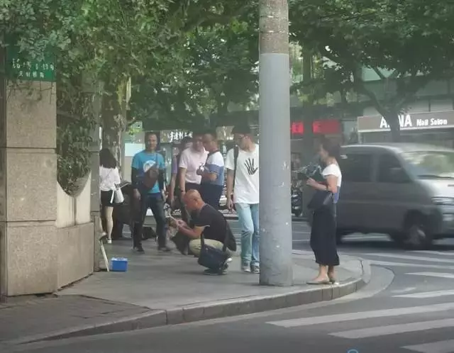 為了測試大家的人性黑暗面,把「一大桶硬幣」放在街上任人取用,經過「路人的行為」讓警察都不得不出現了…