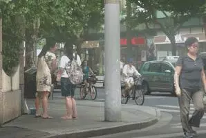 為了測試大家的人性黑暗面,把「一大桶硬幣」放在街上任人取用,經過「路人的行為」讓警察都不得不出現了…