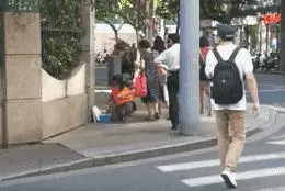 為了測試大家的人性黑暗面,把「一大桶硬幣」放在街上任人取用,經過「路人的行為」讓警察都不得不出現了…